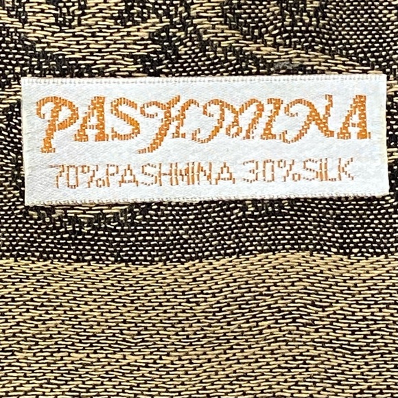 Pashmina tan floral print large scarf, 70% pashmina 30% silk. Used condition. - Picture 2 of 7
